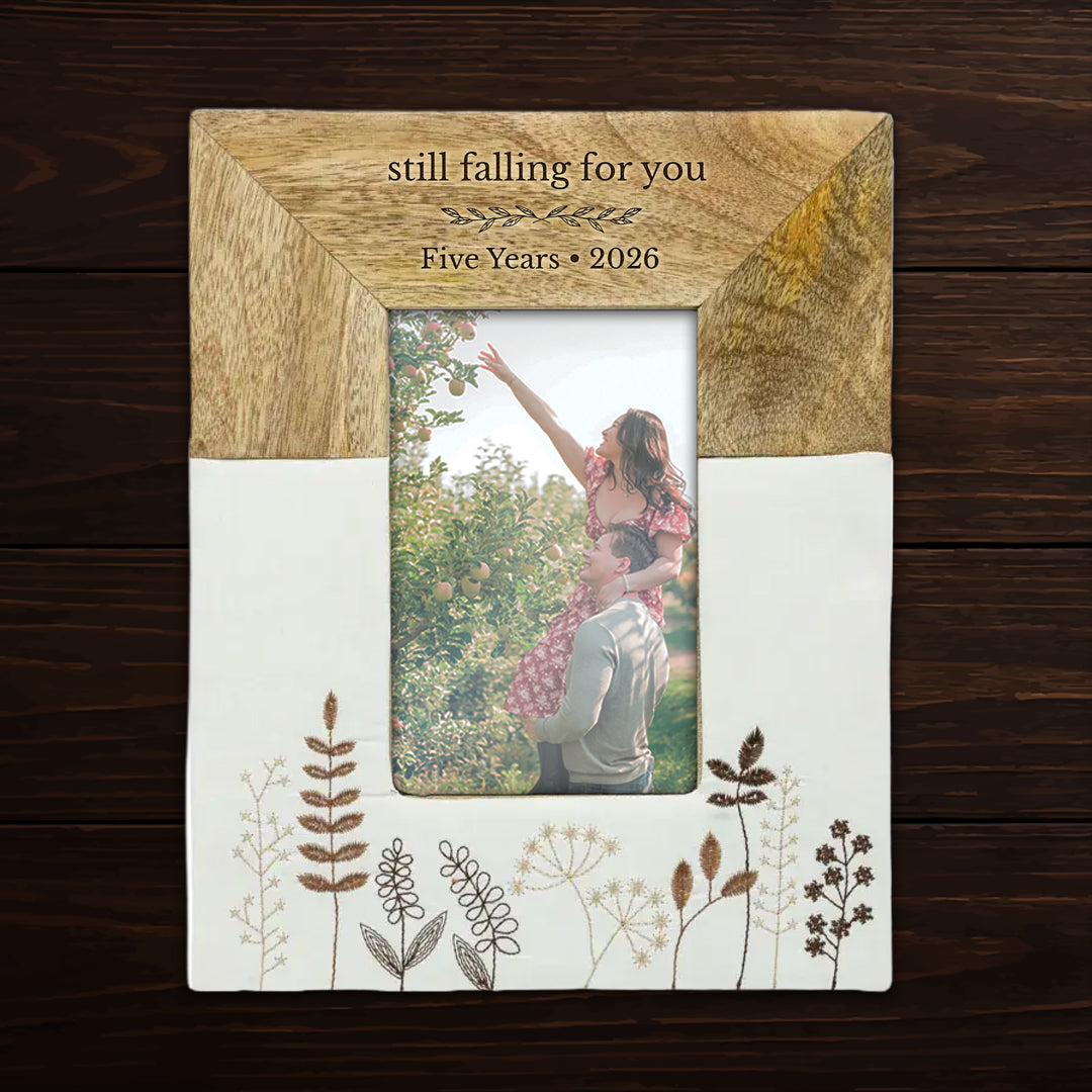 Personalized Engraved Mango Wood &amp; Embroidered Linen 4x6 Photo Frame - FFRD11846