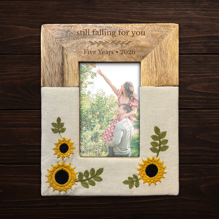 Personalized Engraved Mango Wood &amp; Embroidered Linen 4x6 Photo Frame - FFRD12063